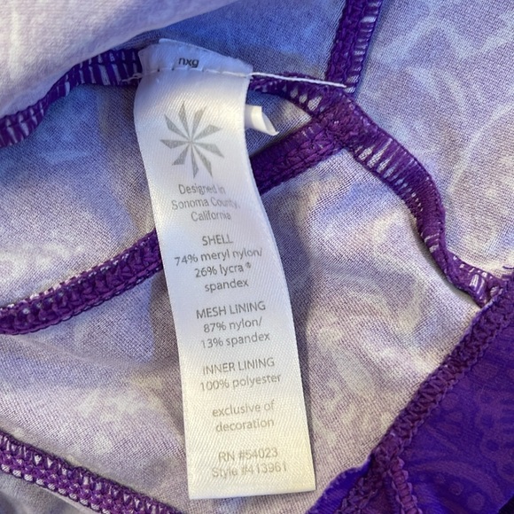 Athleta Key Hole Built In Bra Athletic Top EUC XL - Picture 13 of 13